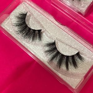 “CHANEL” style lashes